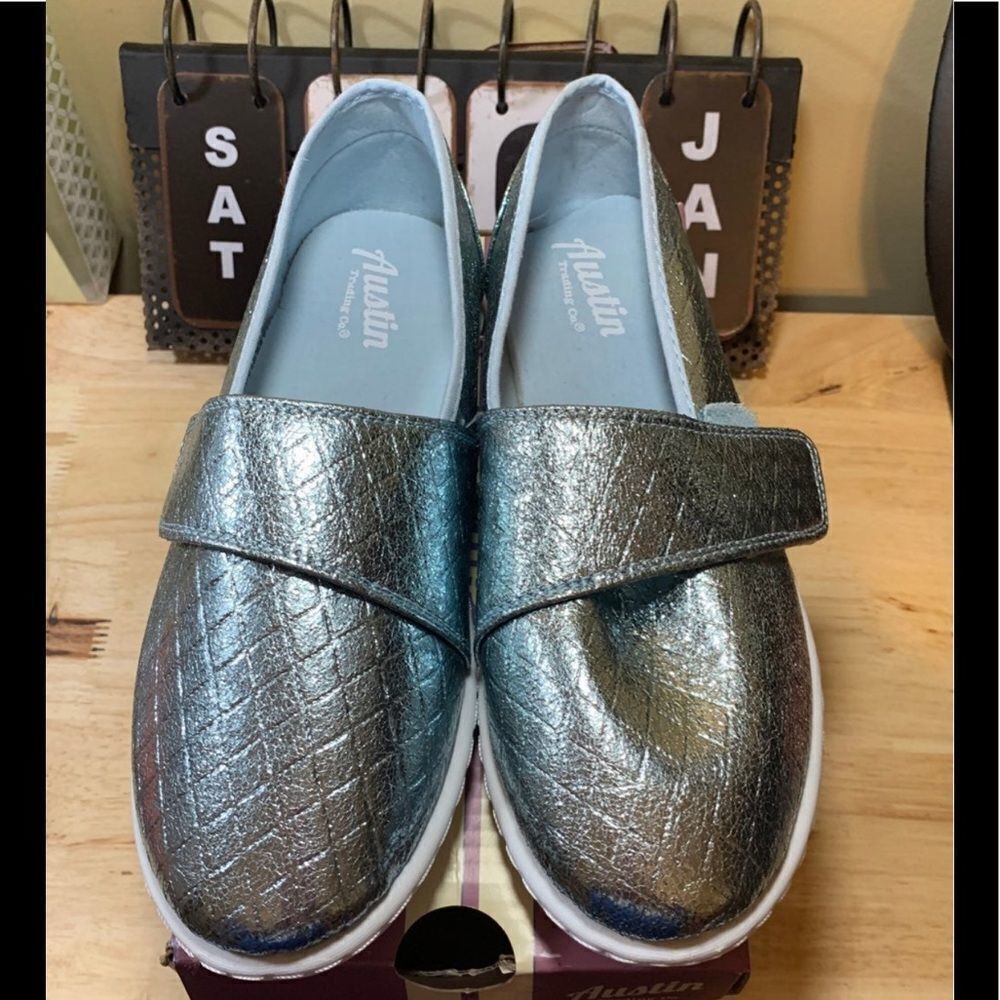 Size 5 youth Austin Trading Company flats